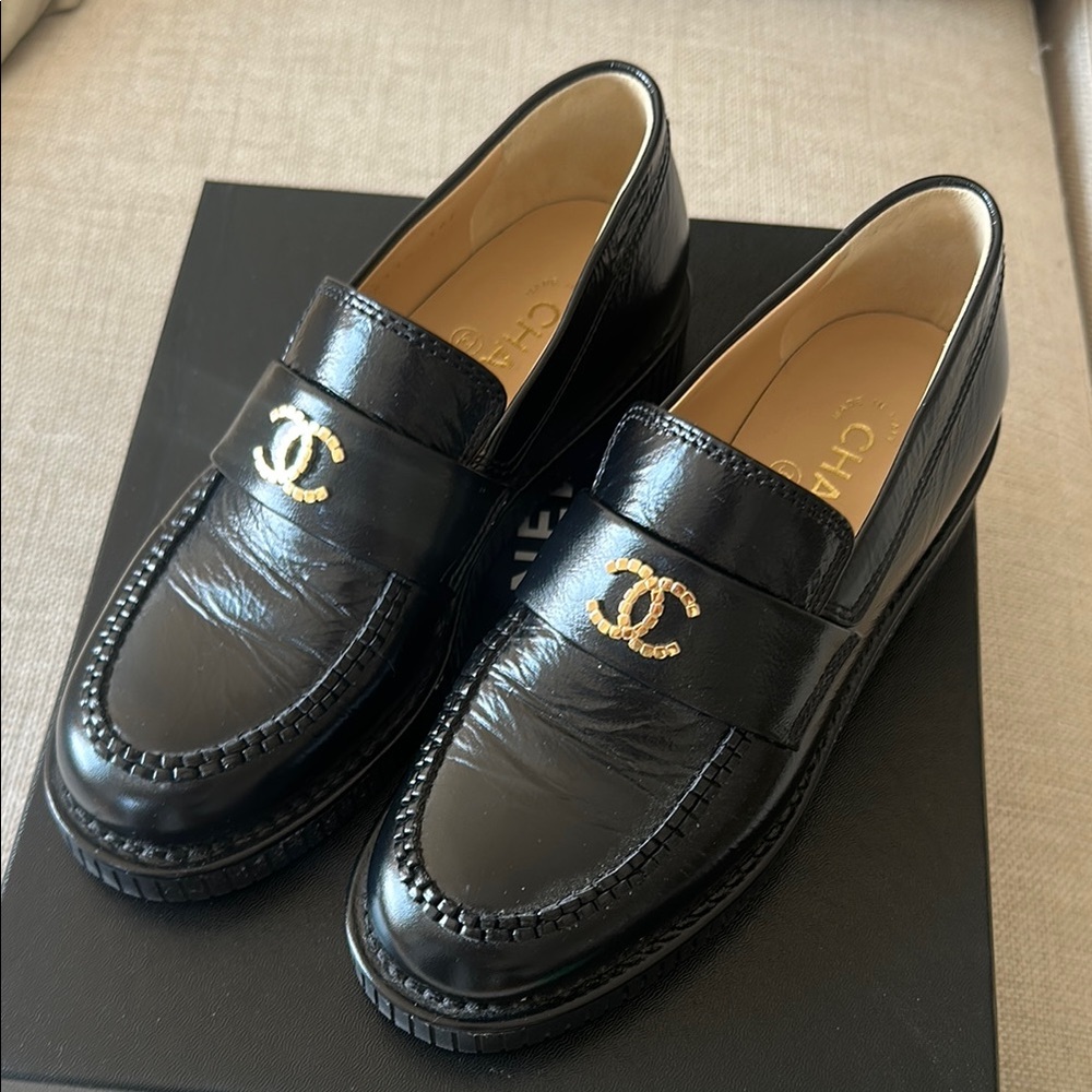 CHANEL MOCASSINS / Loafers 
 
Shiny Crumpled Calfskin 
Black (sold out)